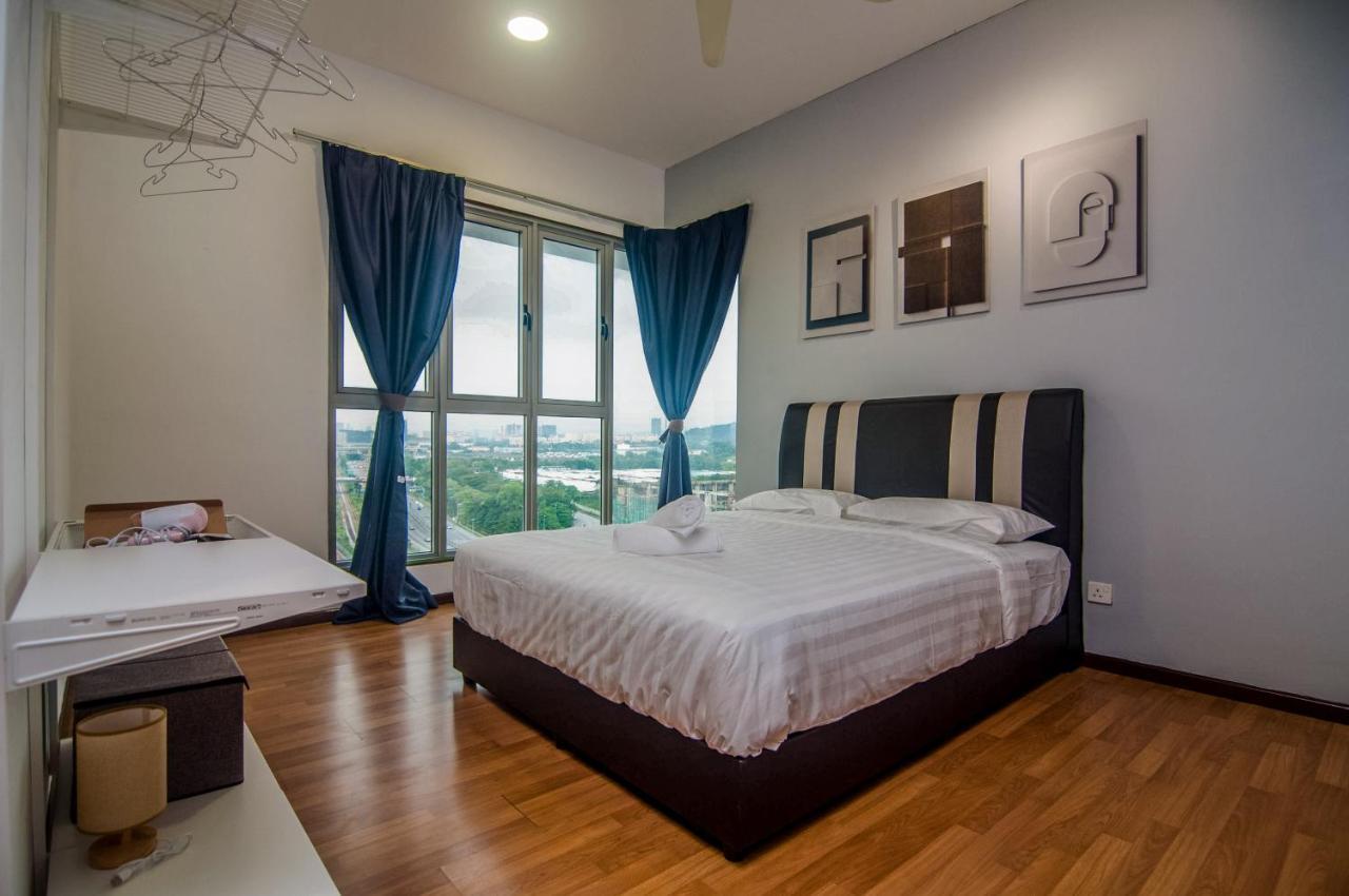 Flora Residence One South By Idealhub Seri Kembangan Esterno foto