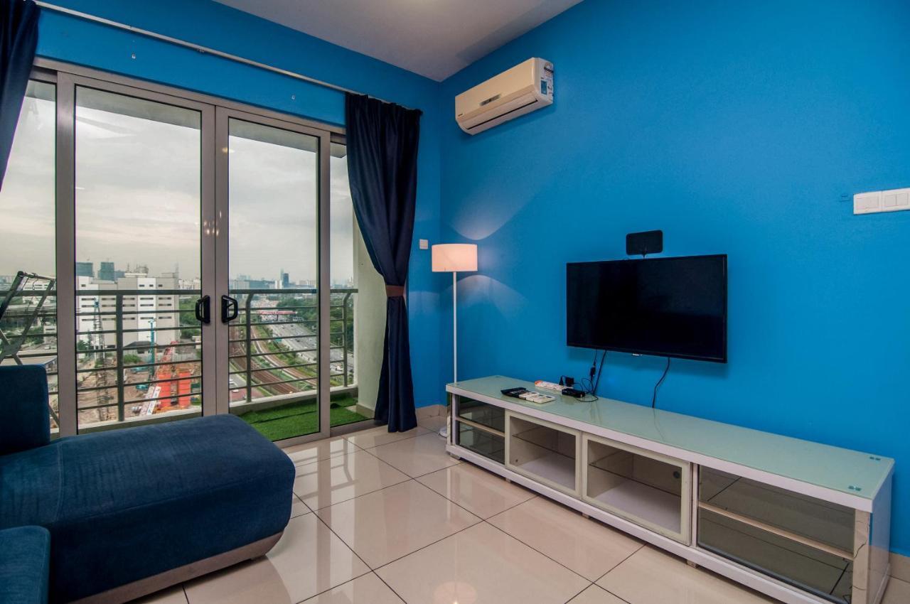 Flora Residence One South By Idealhub Seri Kembangan Esterno foto